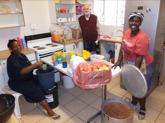 Kleine Küche im alten Schulgebäude müsste dringend erweitert werden.